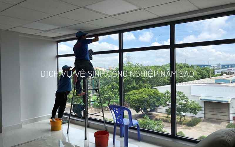 công ty vệ sinh kính tòa nhà Năm Sao
