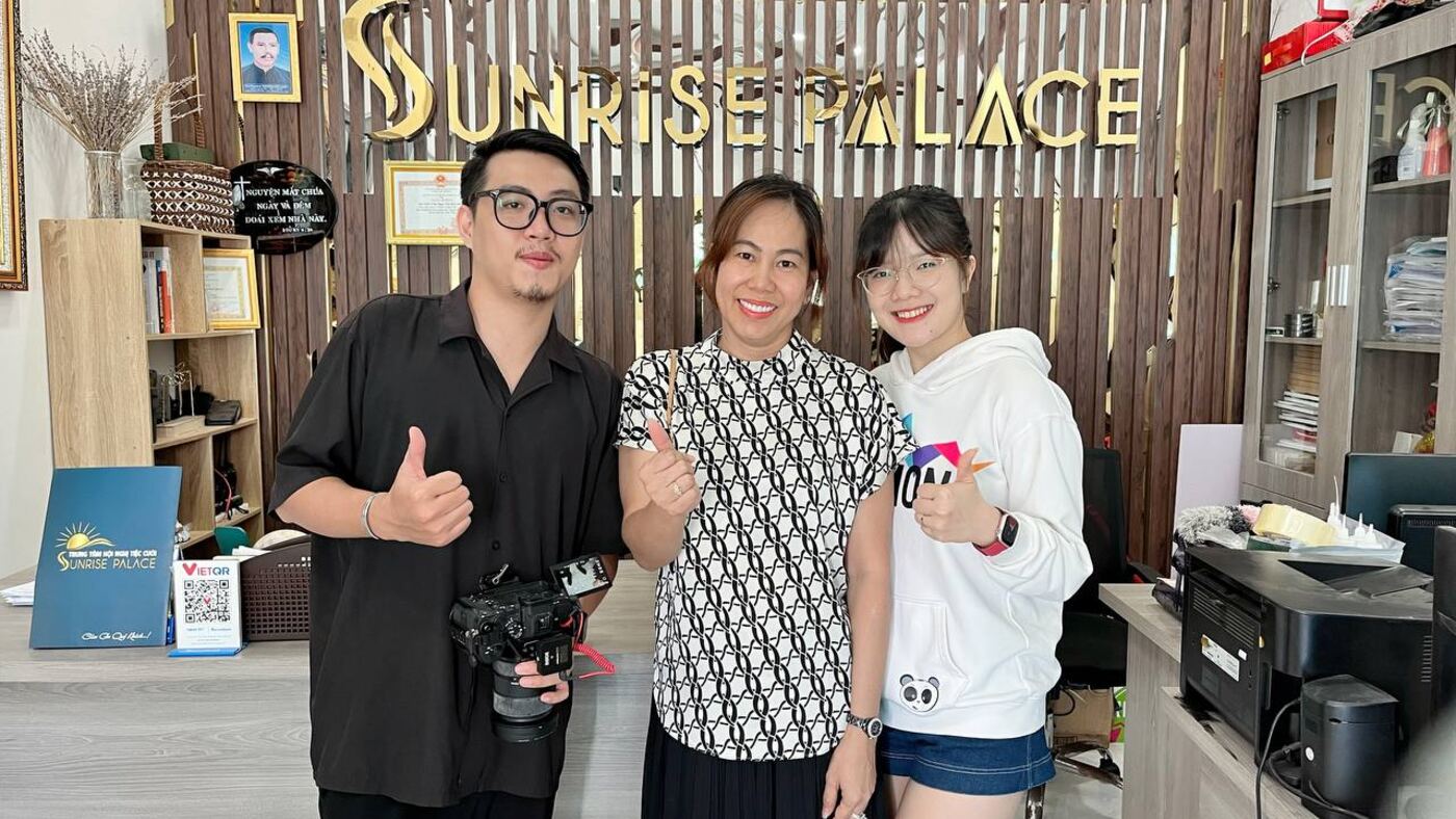Nhân viên MONA cùng khách hàng chụp ảnh sau buổi quay TVC giới thiệu